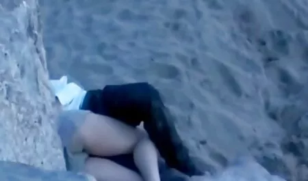 शरारती लड़की को सेक्सी हिंदी सेक्सी मूवी छेड़ते हुए