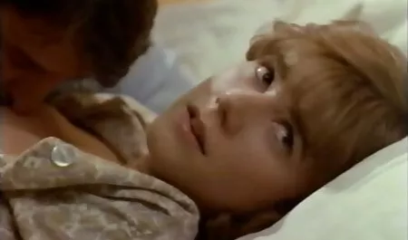 फाति उसकी चूत में ऊँगली कर रही है सेक्सी हिंदी वीडियो मूवी