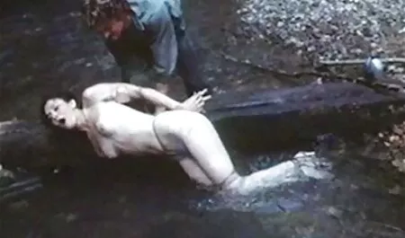 आदमी गली में सेक्सी हिन्दी मूवी आकर्षक उठाता है और उसे चोदने के लिए घर ले जाता है