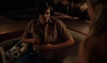 SB3 हिंदी में सेक्सी मूवी वीडियो वह डैडी को उनके वैंक मैग पढ़ने में मदद करती है!