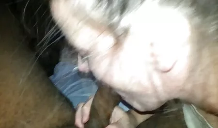 गोरा फूहड़ मुर्गा और गेंदों के साथ खेल रहा बॉलीवुड सेक्सी हिंदी मूवी है