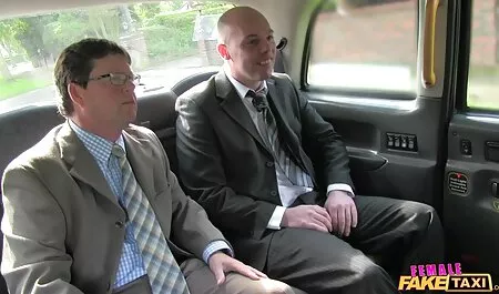 विशाल गधा गोरा स्ट्रिप्स और उसके लिए पैर सेक्स करते हुए हिंदी मूवी फैलाता है