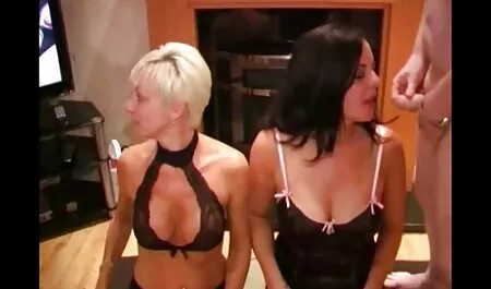 लड़की उसके सेक्सी हिंदी मूवी वीडियो छेदों से खेल रही है