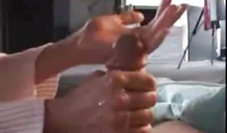 घुंघराले बाल आबनूस सोफे पर मूवी सेक्सी बीएफ गड़बड़ हो रही है