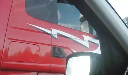 काली पोशाक महिला घर पर न्यू हिंदी सेक्सी मूवी आक्रमण किया